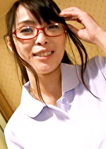 【素人・熟女】白衣にメガネのうぶそうな熟女が野獣のような不貞SEX！