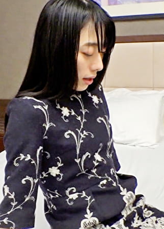 大荷物の上京したての若妻さんをナンパしてホテルにINで即ハメSEX！
