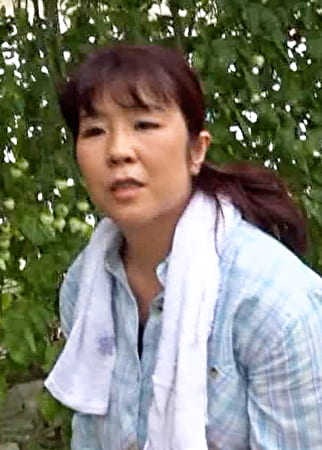 ビニールハウスで収穫中の熟女さんに突撃AV撮影!AV女優が演技かどうか体験実習!
