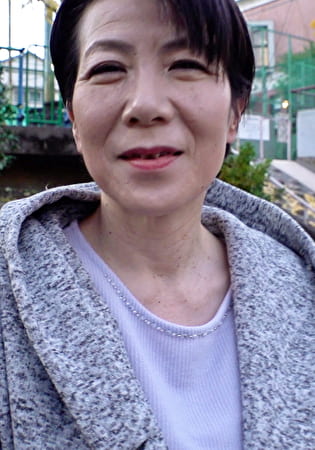 美しくもキュートな還暦熟女が溢れる性欲に負けAV出演！豊満ボディを淫靡に震わせイキまくる淫乱SEX！