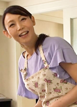 美し過ぎる美熟女ヘルパーさんのお尻に欲情して迫ってみると･･･欲求不満の熟女と濃厚セックス！