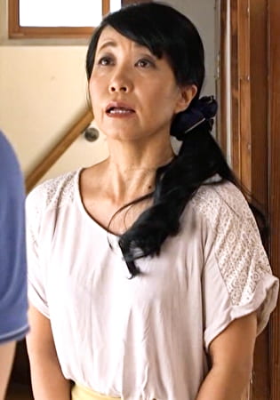ミニスカ―トから覗く股間がエロい熟女･･･敏感になったカラダは快楽堕ちの本能丸出し中出しSEXにイキまくる！！