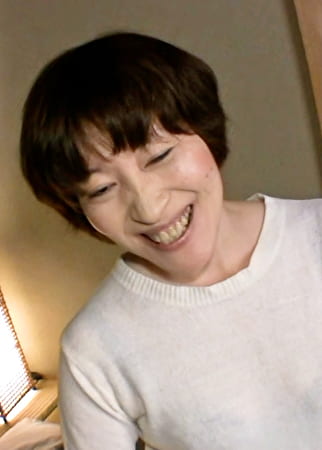 旦那が単身赴任で性欲が抑えきれず決意のAV出演！結婚27年目のショートヘアーで清楚な熟女が淫乱女へと豹変！