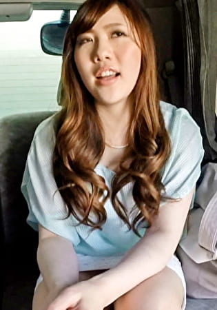 買い物帰りの31歳若妻さんをローカル深夜番組のアンケートと称してロケ車に誘い、Gカップ巨乳をモミしだくと･･･