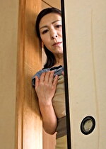 【素人・熟女】台所のきゅうりじゃ満足できません！目の前の若い男根にしゃぶりつく禁断の中出しSEXに溺れる性欲旺盛五十路熟女！