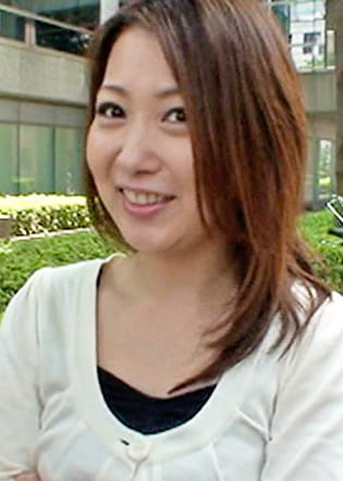 街行く素敵な奥さんに謝礼をチラつかせてイケナイアルバイト！素人丸出し剛毛股間に他人棒ずぼり！