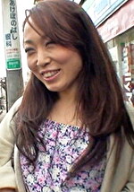 【素人・人妻】インタビュー番組に協力して欲しいと人妻さんをナンパ！人妻さんの素人丸出し剛毛股間に中出しSEX！