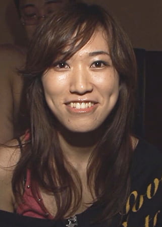 結婚1年目で冷めた家庭の人妻さんは人恋しさを求めてAV体験！スレンダー美人な若妻さんの女性器が吸い付き過ぎて、うっかり中出し！ごめんなさい。。