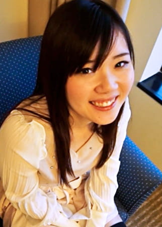 清楚系2人組の若妻さんをナンパしてホテルに誘ってハメ撮りSEX！差し出された男根にしゃぶりつく若妻さん！