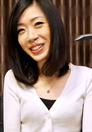 清楚系スレンダー美人の奥様が欲求不満解消にAV出演！？オンナ盛りはSEXだってしたくなります。