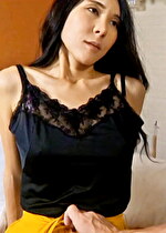 ロングの黒髪が妖艶な魅力の奥さんが・・・他人棒に乳首を勃起させて快感に豹変淫乱SEX!