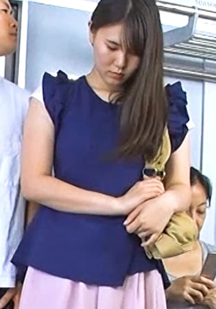 女盛りの熟れたカラダを弄られて快感を我慢できない人妻は有り得ない場所での生中出しSEXにイキ果てる！