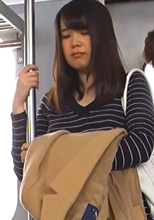 もしかして触ってる！？感じてはイケナイ、でも欲求不満の熟れたカラダは性欲に溺れ有り得ない場所で他人棒の激ピスに理性を失いイキ果てる！