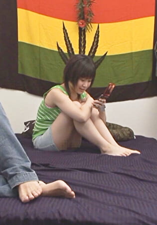 男の『アレ』に刺激を求める尻軽娘をガチナンパ！家に呼び込み電マやクンニで潮吹きさせてイッてるそばから挿入！ハメまくり！