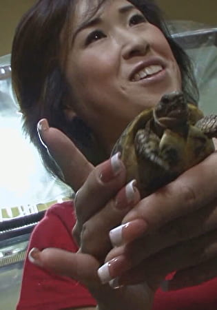 爬虫類好き、おっかさん！蛇に乳首を噛ませる特技発動！ジュリアナ時代を彷彿とさせるスパンコールの下着をまとい男優の股間を熱くさせる！