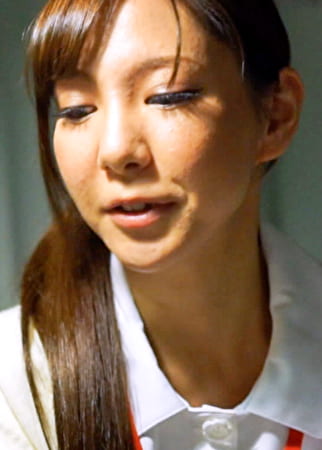 夜の病室で繰り広げられる入院患者と美人看護師の性的欲望の駆け引き！？声を抑えて絶頂する淫乱看護師と悶絶イキまくり！