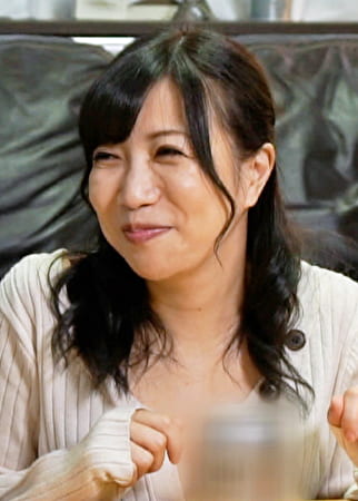 友人の奥さんにムラムラ！コタツの中で股間に伸びてくる手に感じてしまい声を潜めて快楽に溺れる不貞交尾！
