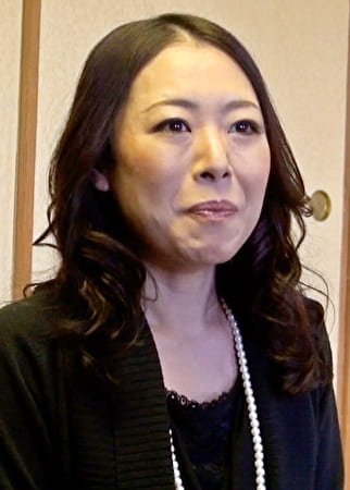 街で見つけた母娘を宿泊付きインタビュー取材と旅館に来てもらい･･･娘の横で声を抑えて快楽に溺れる熟女の淫乱SEX