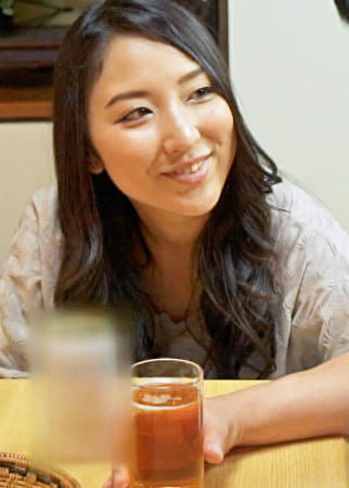 同世代の親父の再婚相手に迫られて！親父に気づかれないようにコタツの中で肉棒をしごかれ声を潜めて淫乱SEX！
