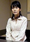 笑顔が可愛らしい自慢の母と宿泊付きインタビュー取材と旅館に行く母娘。声を抑えて全裸で嵌めまくる母の横でコッソリオナニーにふける娘！