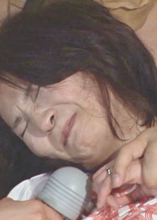 電マと手マンで快楽を与え続けられる熟女！抵抗むなしく肉棒を受け入れ無念の中出し！