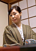 【素人・熟女】娘夫婦の久しぶりの帰省。誘う美し過ぎる義母と妻の傍で激ピスSEX！