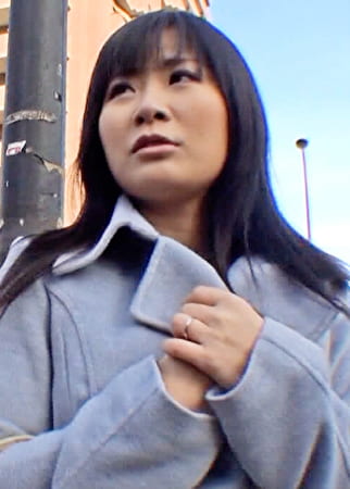 黒髪清楚系若妻をエログッズのアンケートとナンパしてAVを見せてみると･･･欲求不満の奥さんのカラダは正直！
