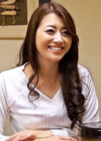 黒髪美熟女に愛の告白！戸惑いながらも女としての快感に溺れていく熟女に若い肉棒が突き刺さる禁断の中出しSEX