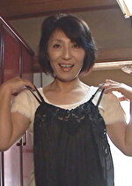【素人・熟女】少し童顔よりの可愛い美熟女の自宅を訪問！垂れた胸に身体が堪らない！久々の肉棒に興味深々！丹念に舐めあげギンギンにしたら男優たじたじのハードSEX！