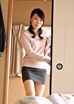 【素人・熟女】台所で野菜オナニーをする性欲旺盛な熟女は若くて硬い肉棒に跨り禁断の肉欲SEXの沼にハマる！