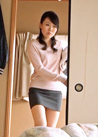 台所で野菜オナニーをする性欲旺盛な熟女は若くて硬い肉棒に跨り禁断の肉欲SEXの沼にハマる！