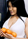 セクシー衣装でお裾分けのお隣の痴女奥さん。パンティ丸見えに勃起男根を見られ玄関先でザーメン搾り取られる淫乱性交！