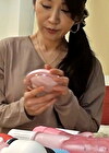 ドリンクのお試しに訪れた部屋に置かれた大人のおもちゃに興味津々の熟女さん！ひとりになった部屋でこっそりバイブオナニー！そのまま他人棒で淫乱中出しSEX！