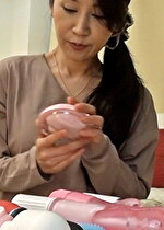 【素人・熟女】ドリンクのお試しに訪れた部屋に置かれた大人のおもちゃに興味津々の熟女さん！ひとりになった部屋でこっそりバイブオナニー！そのまま他人棒で淫乱中出しSEX！