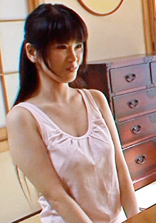 罪悪感を感じつつ誘った男に･･･あざと巨乳奥さまの昼下がりの情事！