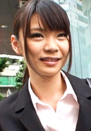 就活中のリクルートスーツの美女を就活番組のアンケートとナンパ！スーツの下はやる気満々まさかのTバック！乱交SEXでストレス発散！