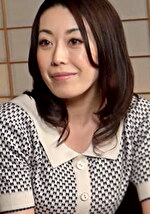【素人・熟女】旅館で母娘インタビュー！女社長の熟女を休んでる娘の横でなし崩し的に愛撫を仕掛けて見ると･･･欲求不満熟女は声を鎮めて快楽の顔射SEX！
