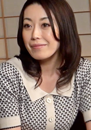 旅館で母娘インタビュー！女社長の熟女を休んでる娘の横でなし崩し的に愛撫を仕掛けて見ると･･･欲求不満熟女は声を鎮めて快楽の顔射SEX！