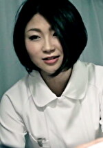 二十歳の入院患者の肉棒を優しく触る熟女看護師さん。大きくなる肉棒を内緒ね！とフェラする性処理看護師さんと淫乱性交！