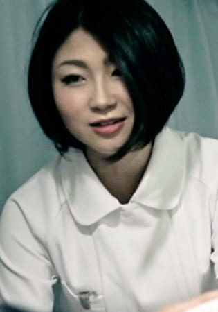 二十歳の入院患者の肉棒を優しく触る熟女看護師さん。大きくなる肉棒を内緒ね！とフェラする性処理看護師さんと淫乱性交！