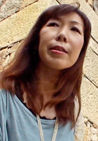 興味本位とAV男優との刺激を求めて遥々名古屋から応募して来た四十路熟女と昼下がりのホテルでAV撮影！