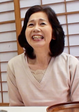 田舎のもうすぐ六十路のおばちゃん熟女がAV出演！？若い男優の肉棒にかき回される使い古された股間に激ピスSEX！