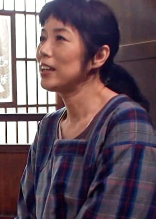 長閑な田園風景が広がる田舎の大きなお家に一人暮らしの熟女が寂しさまぎらすAV出演。田舎のおばちゃんが女の悦びにイキ悶える。