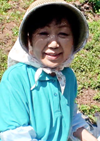 58歳農家の熟女もSEXしたい！農作業の途中で青空の下野外SEX！