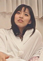 目がくりくりな色白BODYの美女とほんのり焼けた肌にキリっとした目が美しい美女。メイクルームで待機中に思わぬハプニング発生でハメられちゃう？！