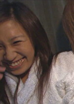 【素人】処女を彷彿させる純粋無垢な笑顔を向ける美女とノリの良い茶髪の美女の部屋に追放したはずの男優が勝手に突入！ADが止めるも暴走は止まらずヤられちゃう？！