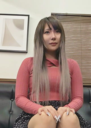 シルバーアッシュの髪色にグレーのカラコン！今時の可愛い娘が気軽に女優面接に来たから大人の対応を教えちゃう！アソコを広げてバイブを突っ込み更には肉棒入れてスッキリ中出し！