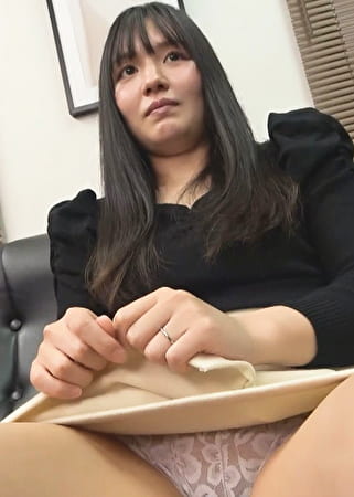 社会人経験ナシの右も左も分からないウブな奥様が訪れたのは危ない仕事の面接会場！あれよあれよという間にアソコに玩具を入れられてヌルヌルの股間に肉棒挿入！