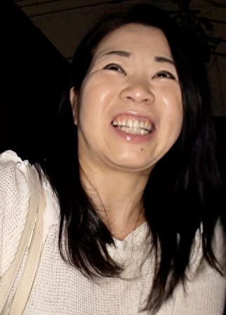 落ち着いた雰囲気の清楚系五十路熟女、2週間に1回の旦那とのSEXじゃ満足できない好きモノ淫乱性交！