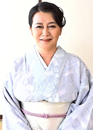 和服五十路熟女のAVドキュメント！アダルトグッズのモニターからAV出演！見た目とは裏腹にエロに貪欲なHカップ熟女の快楽絶頂中出しSEX！